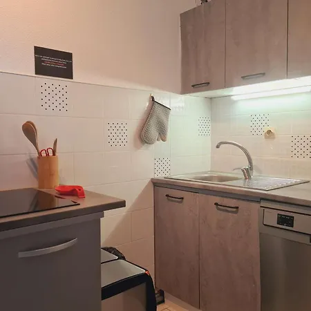 Апартаменты 2p Cabine, 6 Couchages, Climatise, Piscine, A 150m De La Et 500m Des Commerces - Fr-1-249-141 *